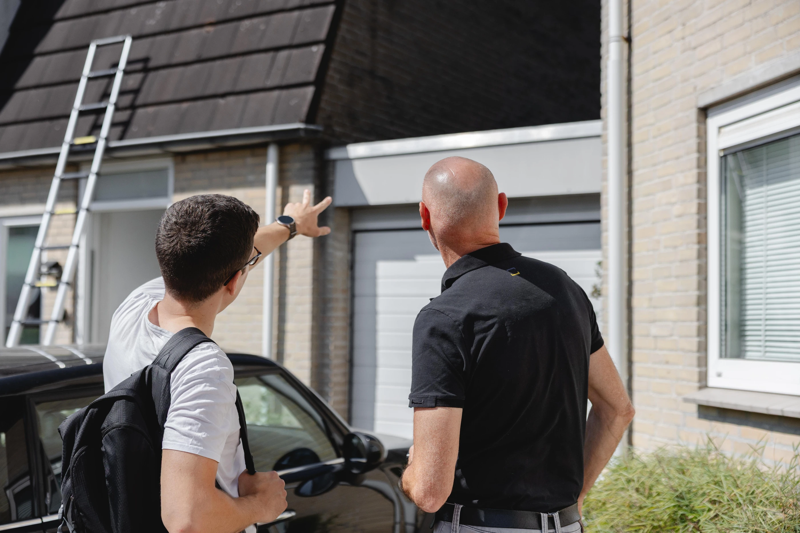 Twee collega's van Jobse overleggen bij een woning voordat ze naar binnen gaan