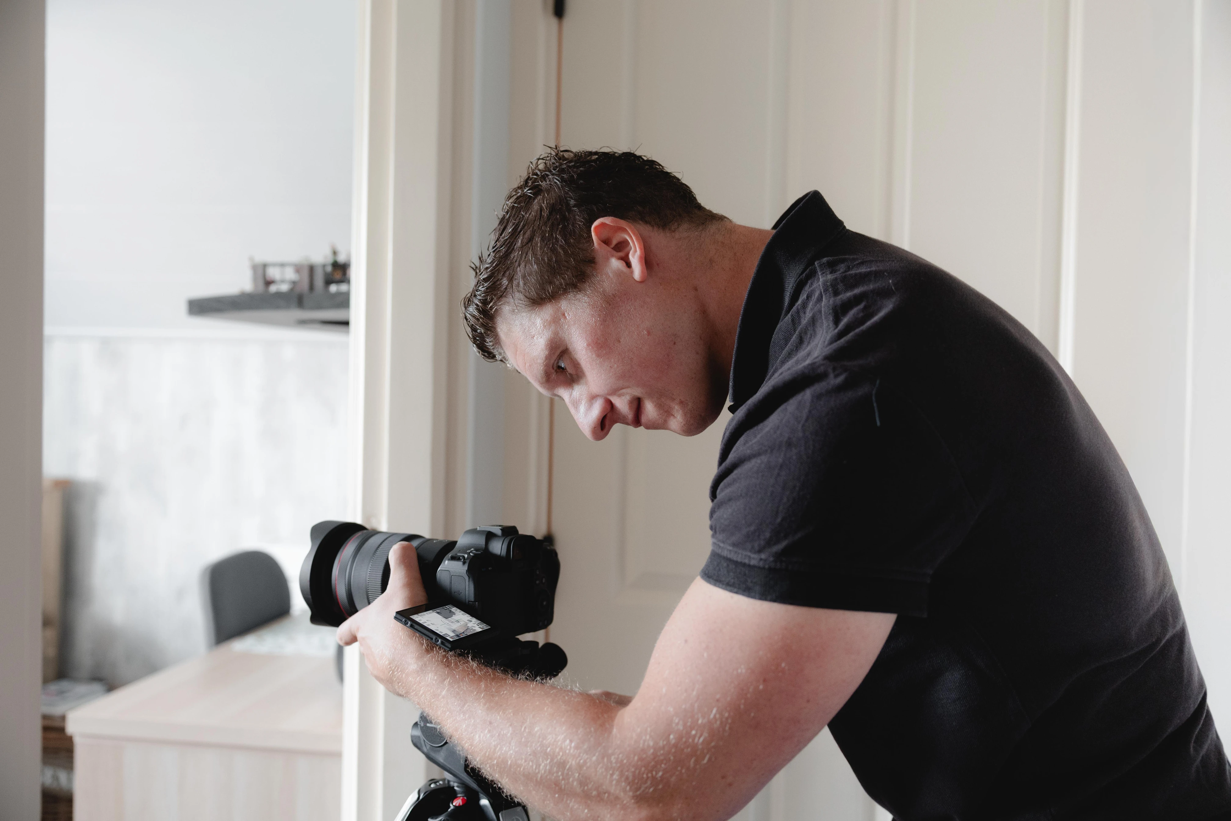 Fotograaf legt een keuken vast met camera op statief