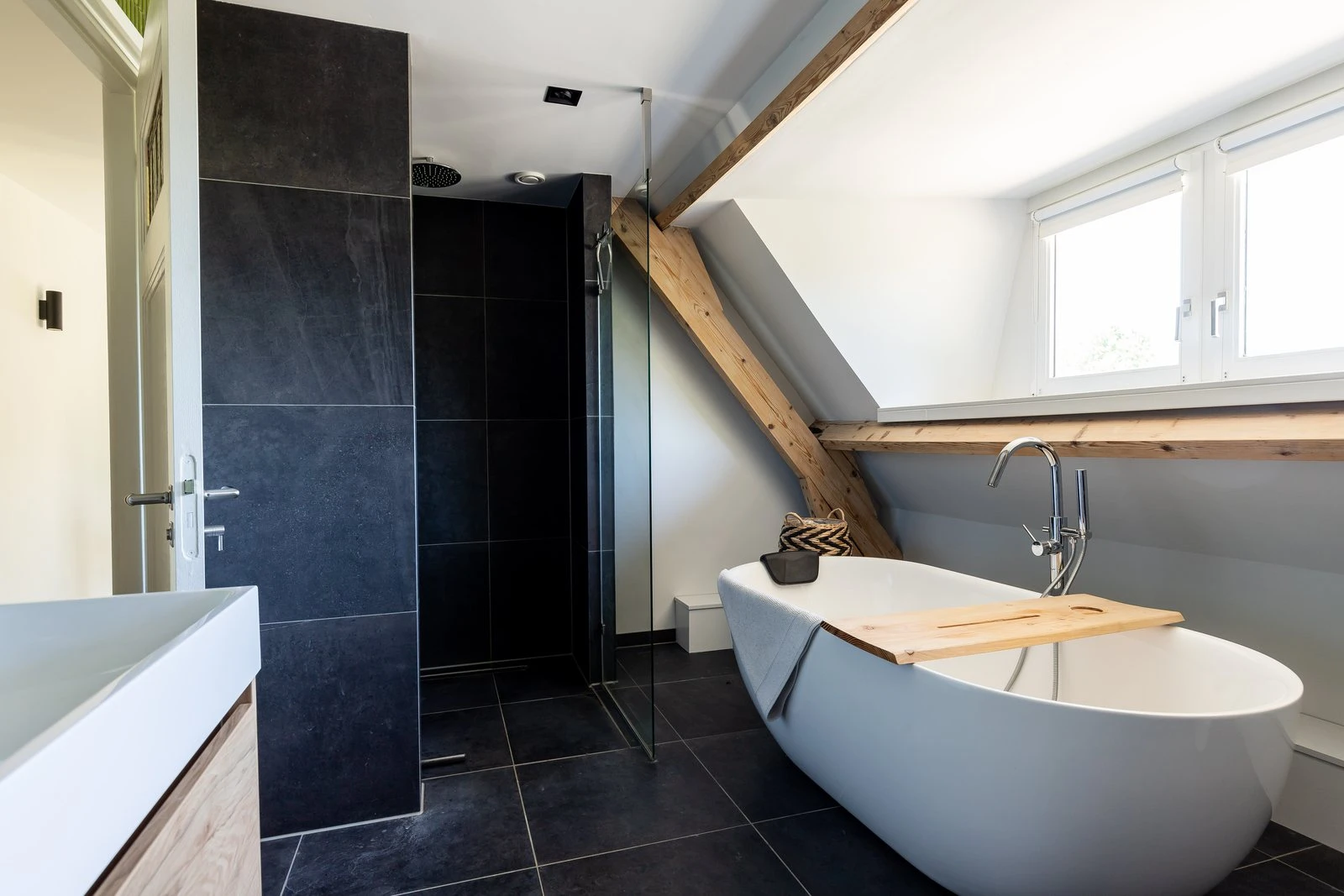 Badkamer op zolder met vrijstaand bad onder de kapconstructie