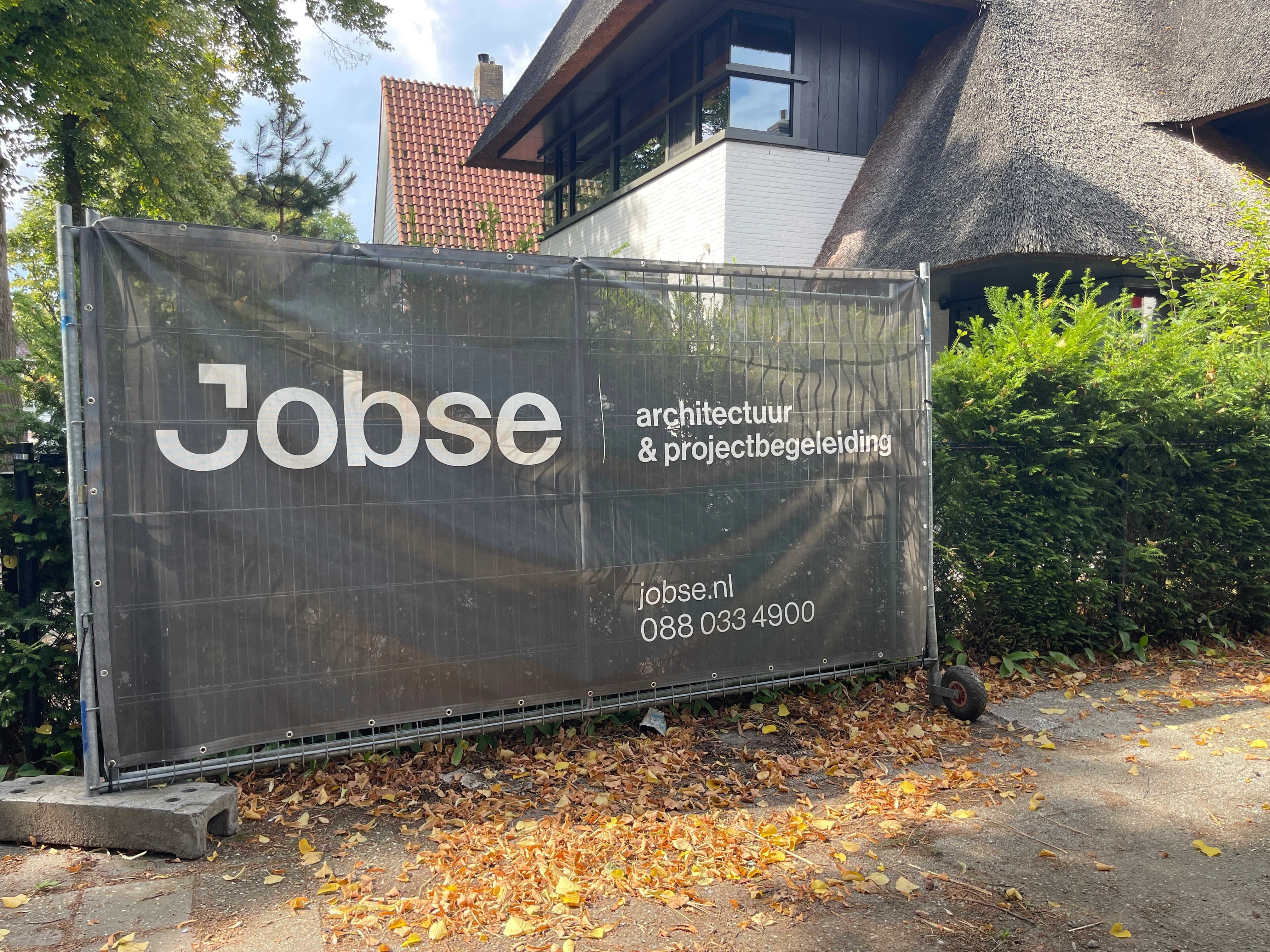 Bouwhekdoek met het logo van Jobse architectuur en projectbegeleiding