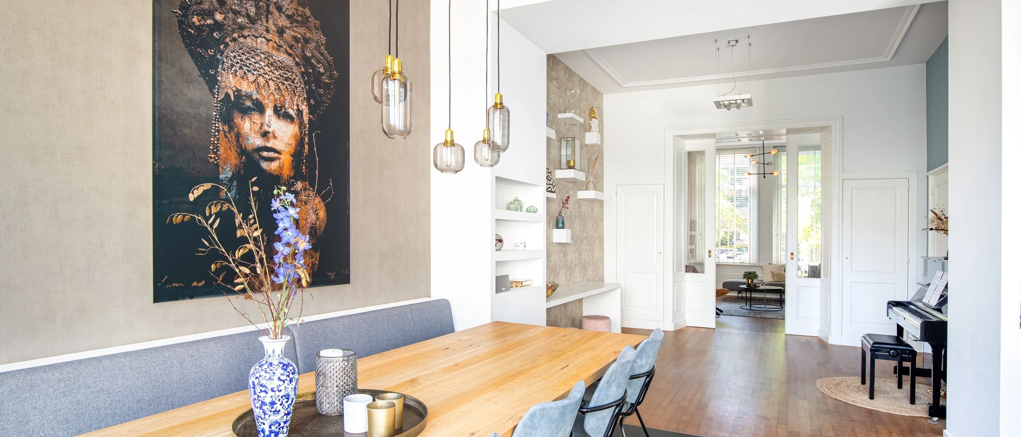 Licht interieur met open keuken en vide na de transformatie