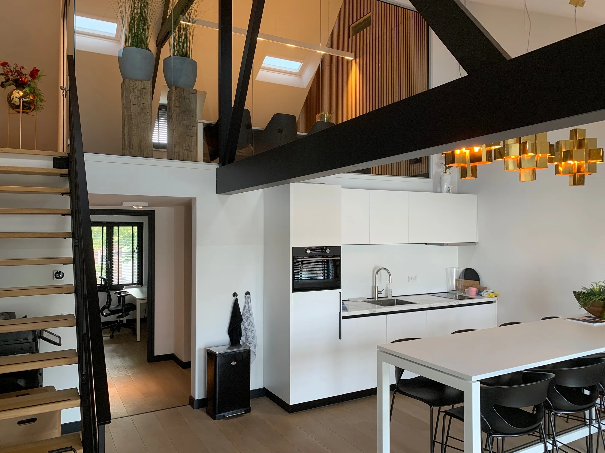 Licht interieur met open keuken en vide na de transformatie