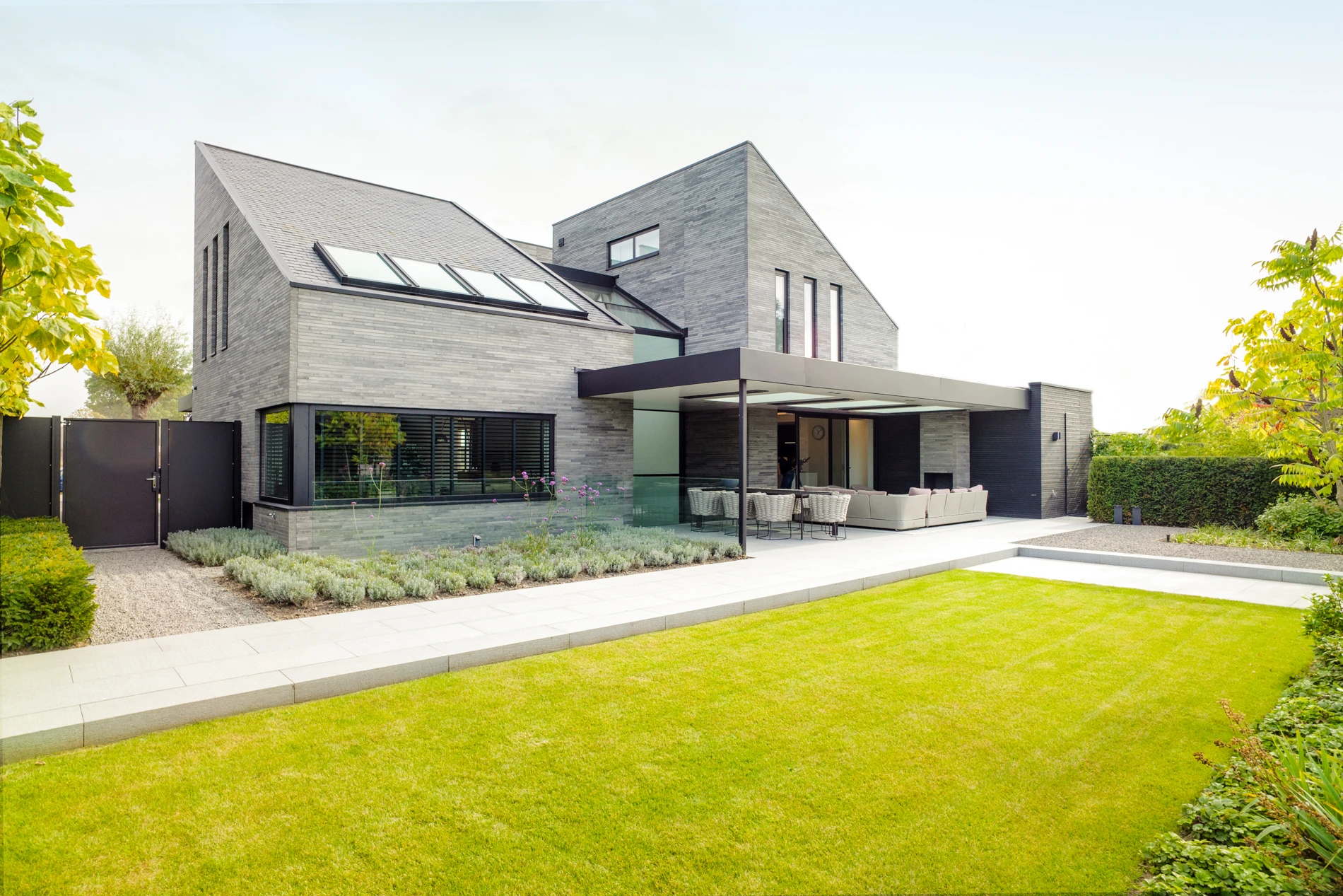 Moderne villa met strak metselwerk en grote raampartijen