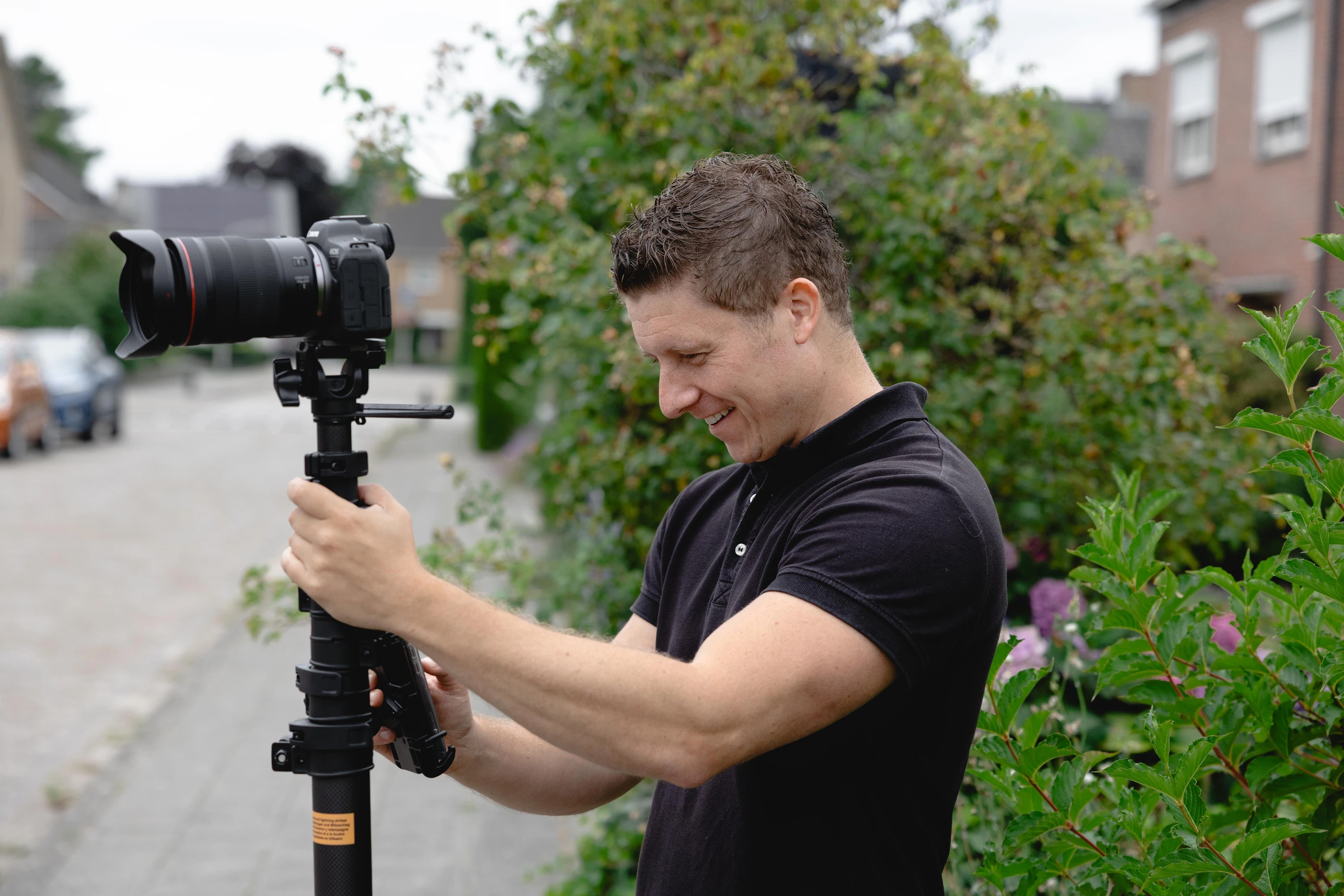 Camera op statief voor een woning, klaar voor de opname