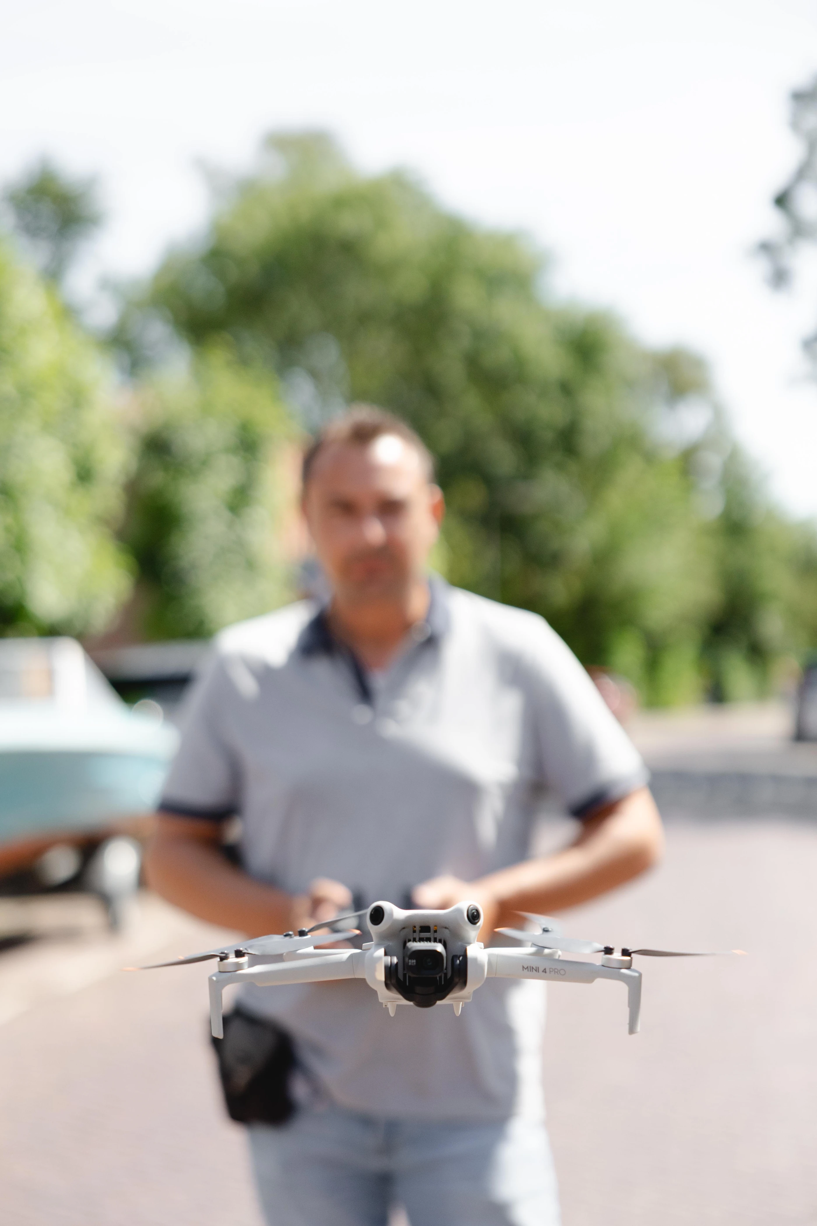 Drone in de handen van een collega, klaar om op te stijgen