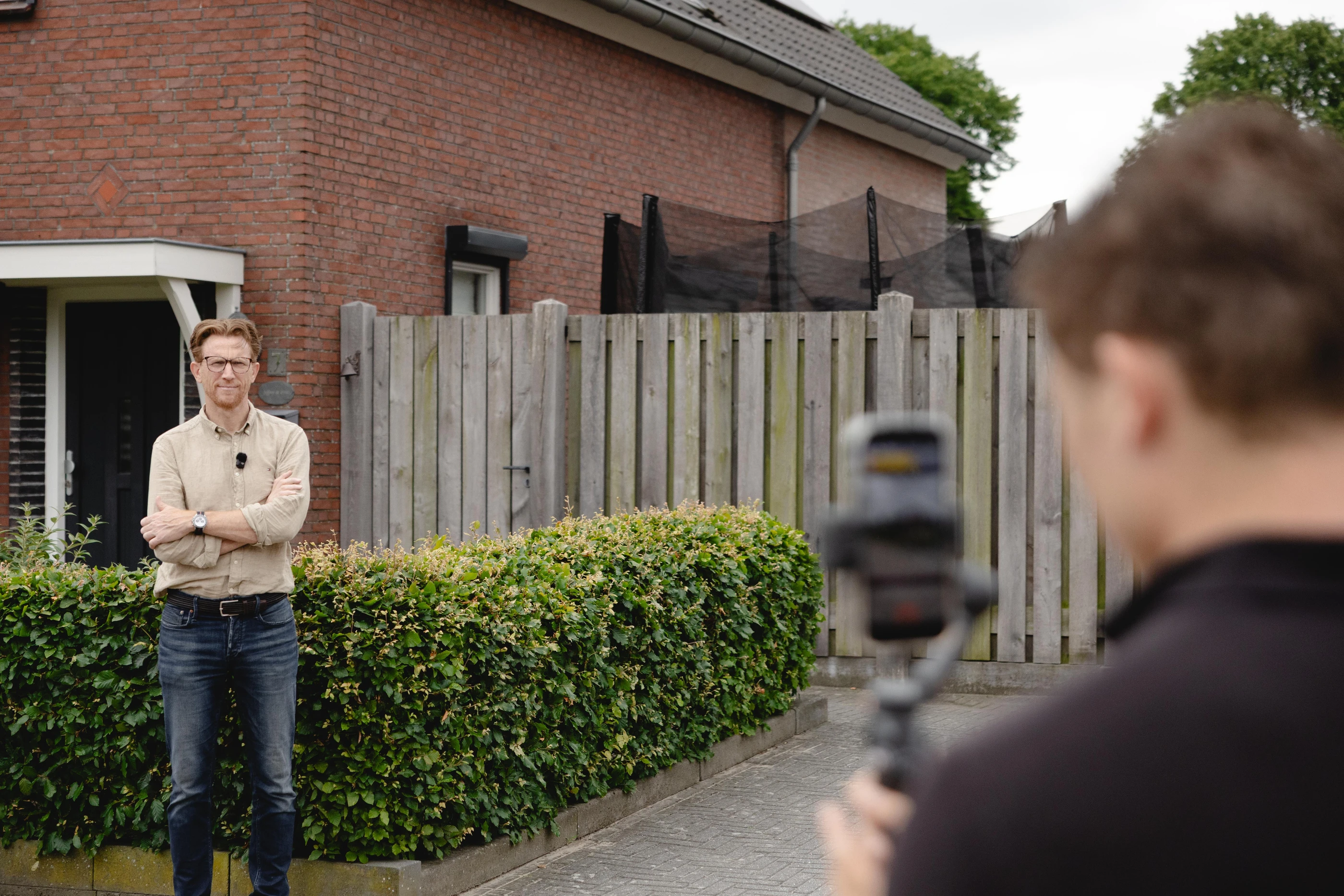 Collega filmt een korte video bij een woning