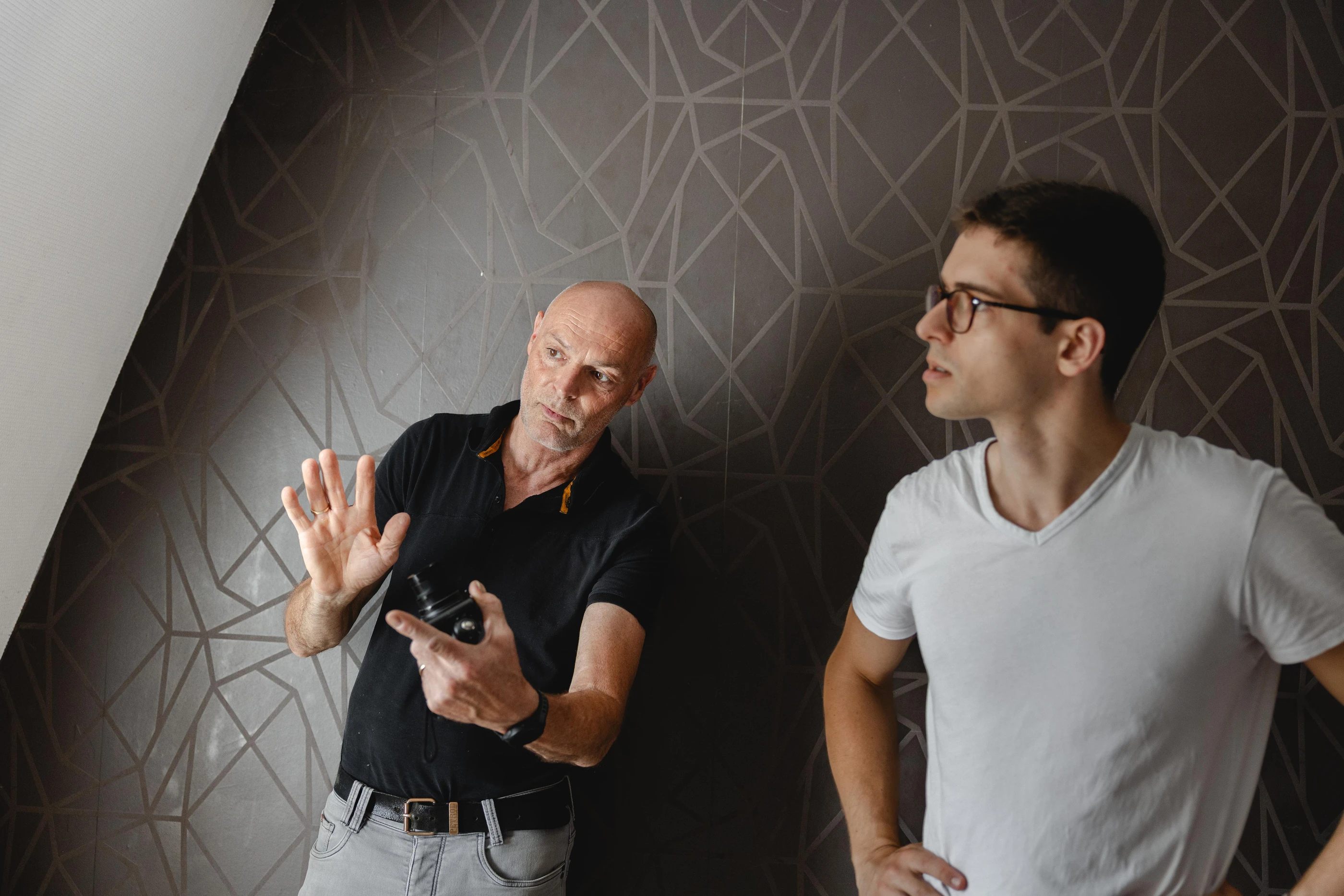 Twee collega's bespreken de staat van een gebouw